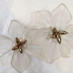 Gorgeous white and gold earrings